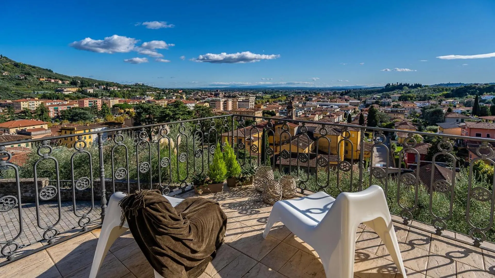 Panoramic Villa Between Lucca And Florence Pescia 0*,  Italia